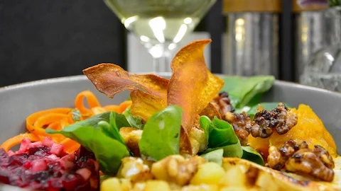 Gesunde Bowl mit Ziegenkäse und Rote-Bete-Tatar