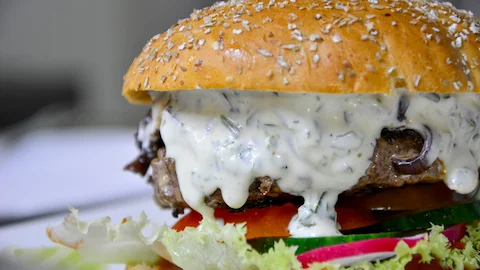Dersaburger mit Speck, Schmorzwiebeln und hausgemachter Soße