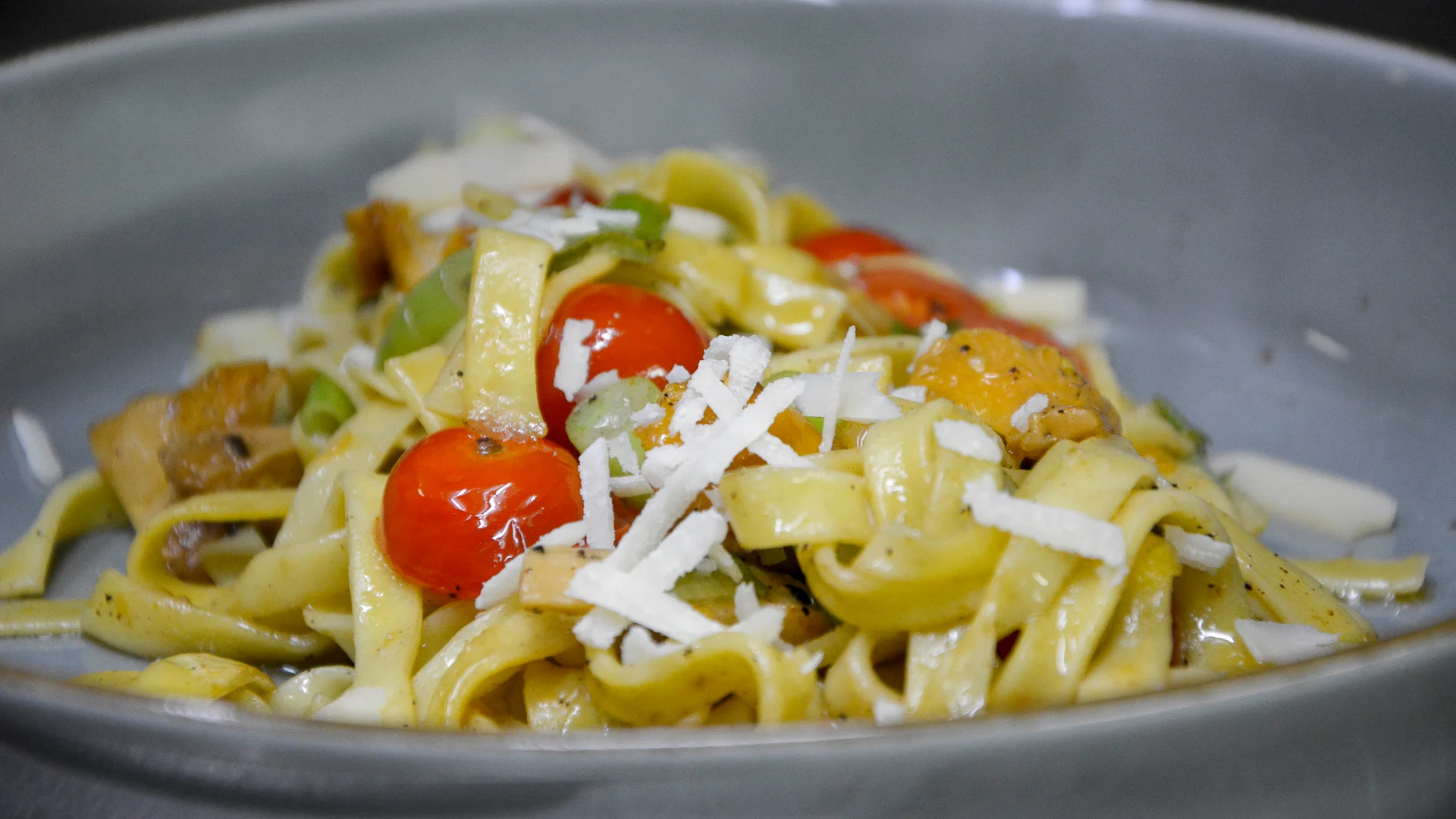 Pasta Pesto Rosso mit Spinat und Kirschtomaten