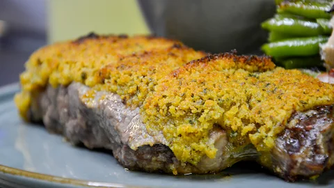 Saftiges Rumpsteak mit Kräuterkruste und Speckbohnen