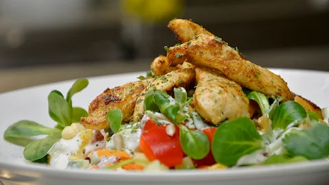 Knackiger gemischter Salat mit gebratener Hähnchenbrust