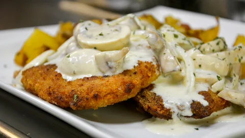 Post-Schnitzel mit Champignonrahmsoße und Beilage