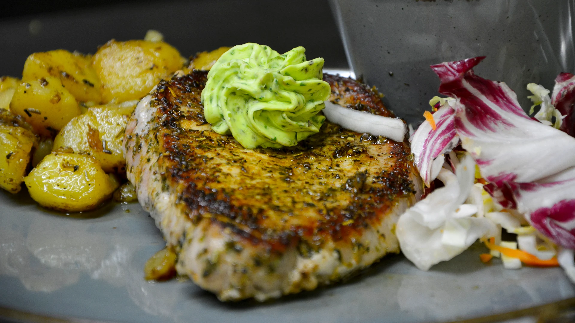 Zartes Schweinerückensteak mit Bratkartoffeln