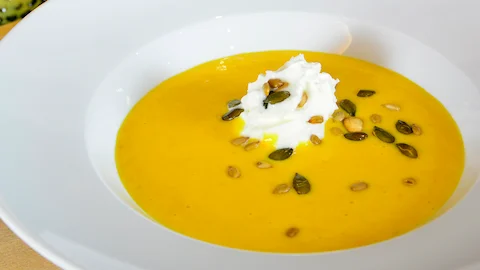 Frisch zubereitete hausgemachte Tagessuppe