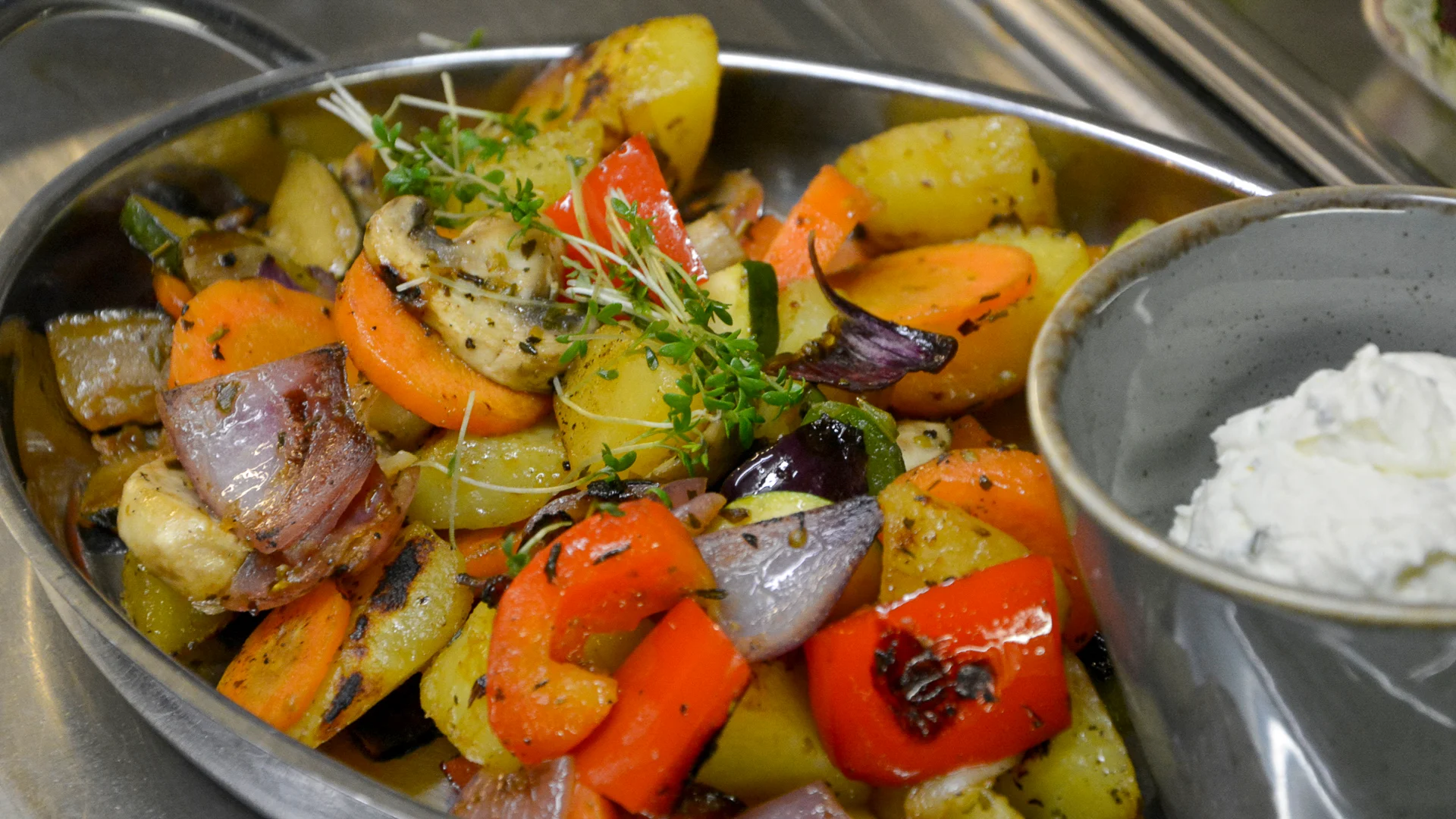 Vegetarische Kartoffel-Gemüse-Pfanne mit Schmand