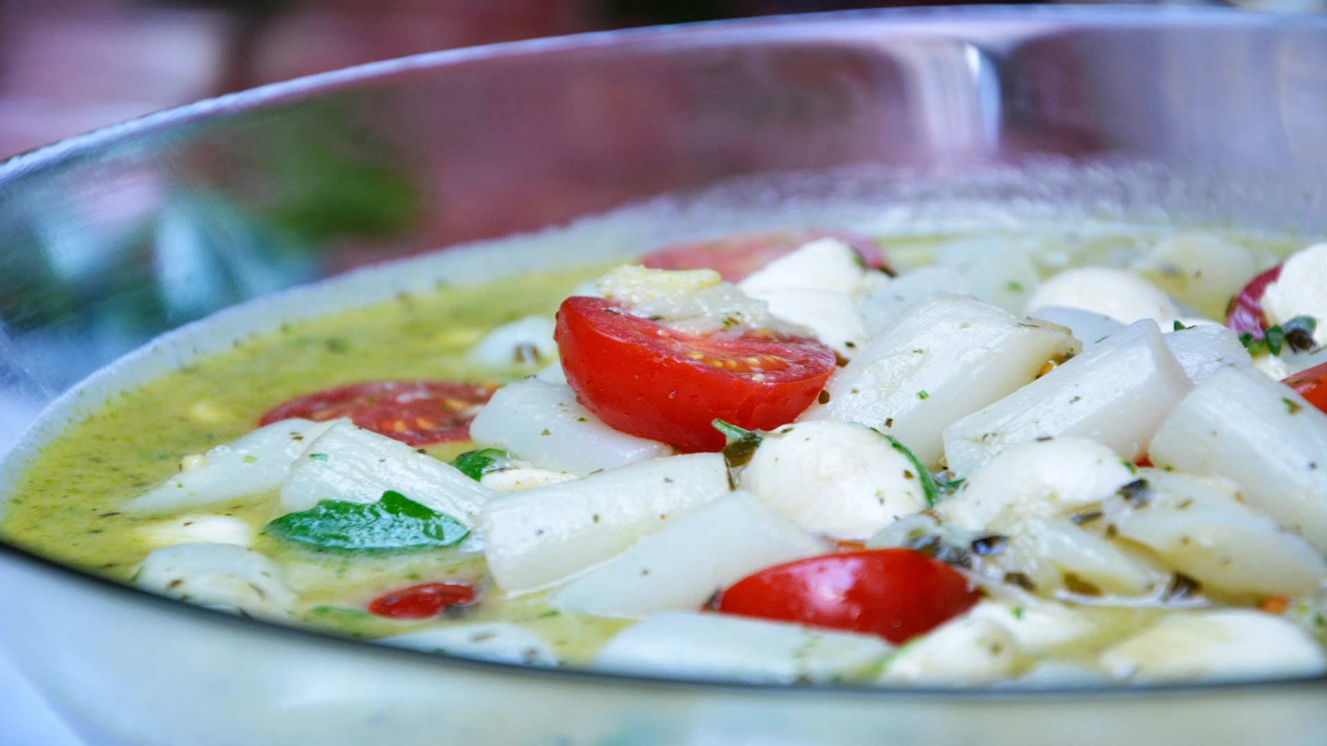 Feiner Spargelsalat mit weißem Spargel, Kräutern und Tomaten. 